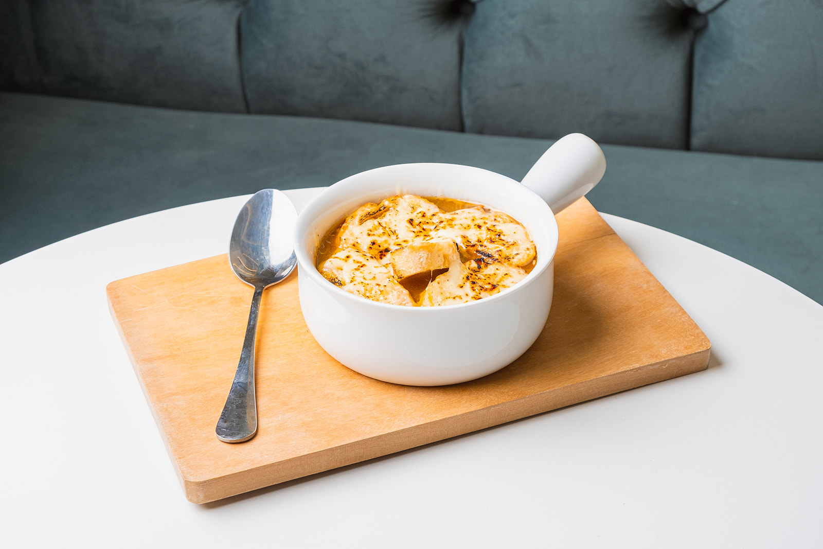 Soupe à l’oignon gratinée à la française