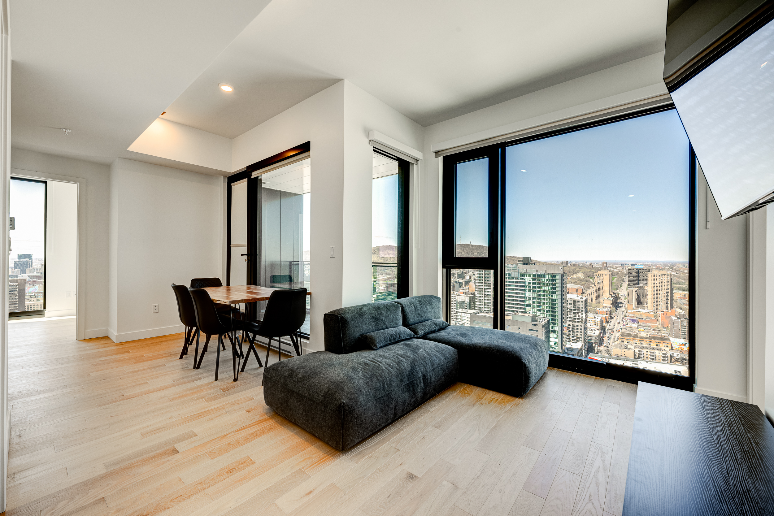 1235 Rue de Bleury, Montréal — photo 1